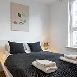 Urban Chic - Rondo Onz - Luxury Warsaw Stays - 2 Bedrooms - Pereca Street