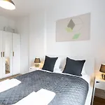 Urban Chic - Rondo Onz - Luxury Warsaw Stays - 2 Bedrooms - Pereca Street