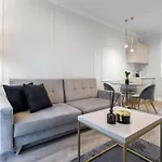 Close-Urban Chic - Luxury Warsaw Stays -10 People- Mennica Residence