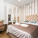 Wola Tower Deluxe Separate Bedroom With Free Garage - By Perfect Apart