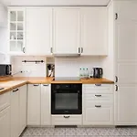 Metro Kabaty Deluxe Apartment