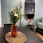 Orange Apartment With Balcony - Free Parking