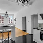 Warsaw Castle Apartments - Prime Location, Historic City Center, Castle View, Fast Internet - By Rentujemy