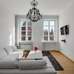 Warsaw Castle Apartments - Prime Location, Historic City Center, Castle View, Fast Internet - By Rentujemy