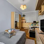 Downtown Studio - Top Location, Metro&Trams Nearby - By Rentujemy