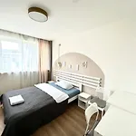 Ohmyhome-Zlota View Apartment