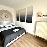 Ohmyhome-Zlota View Apartment