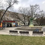 Plac Bankowy Apartment, Metro