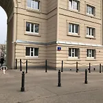 Plac Bankowy Apartment, Metro