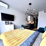 Stylowe Studio, Metro Slodowiec, Free Parking, Remote-Ready
