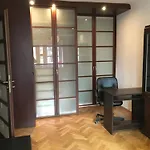 Plac Bankowy Apartment, Metro