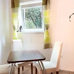 Lovely Garden Flat Near Royal Park