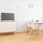 Bright And Modern Apartment In The Heart Of The Old And New Town