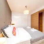 Golden Apartment With Air Condition By Your Freedom