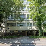 Friends Avenue Apartment