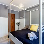 Clicktheflat Constitution Square Apart Rooms