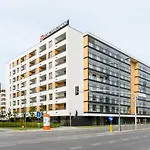 M&R Apartament Airport&Business Deluxe Cybernetyki 17 - Underground Garage - Free Wifi - Netflix - Air Conditioning - Self Check-In, Close By Chopin Airport