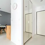 M&R Apartament Airport&Business Deluxe Cybernetyki 17 - Underground Garage - Free Wifi - Netflix - Air Conditioning - Self Check-In, Close By Chopin Airport