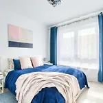 M&R Apartament Airport&Business Deluxe Cybernetyki 17 - Underground Garage - Free Wifi - Netflix - Air Conditioning - Self Check-In, Close By Chopin Airport