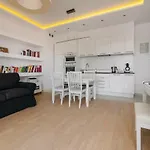Modern Apartment Across The Ponds