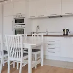 Modern Apartment Across The Ponds