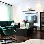 Stylish And Spacious By Cooee Apartments