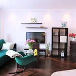 Stylish And Spacious By Cooee Apartments