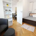 Bright And Charming- Golden Apartments- Old Town
