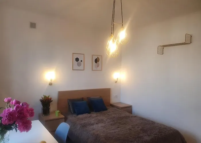 Flat Femina Street