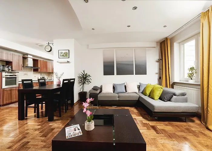 Lumina Spacious Apartment Near The Railway Station