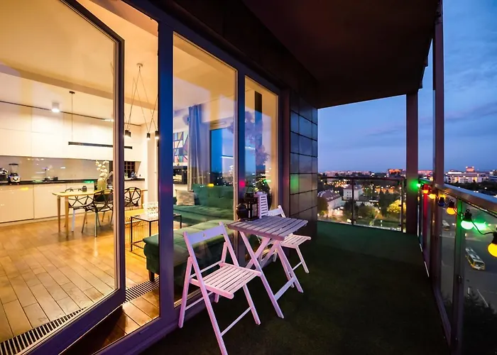 Qbik Artistic Cityscape Apartment