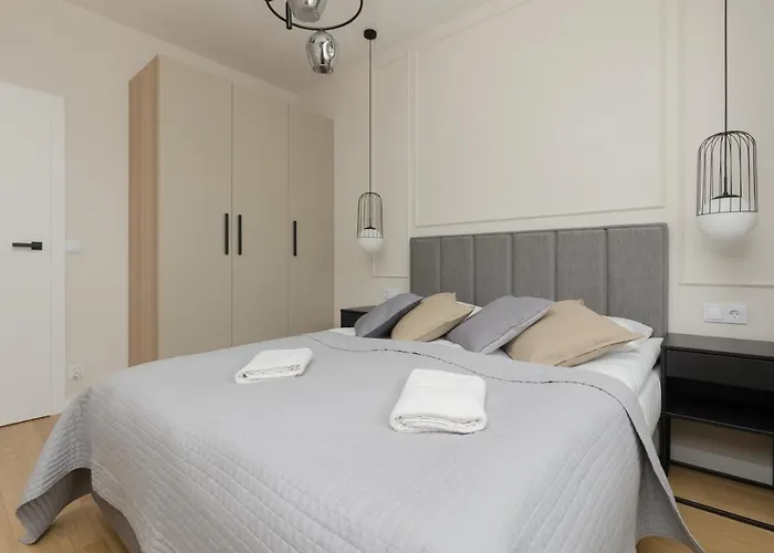 Wola Spacious Flat With Air Conditioning & Balcony By Noclegi Renters