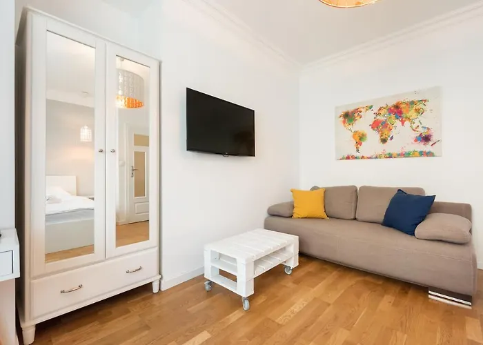 Ogrodowa White Apartment