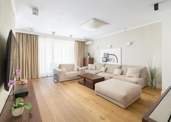 Ecru 3-Bedroom Luxurious Apartment Wwa21