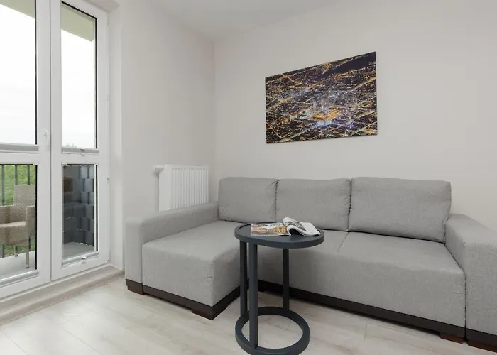 Urban Wings - Airport Apartment With Parking & Balcony By Renters