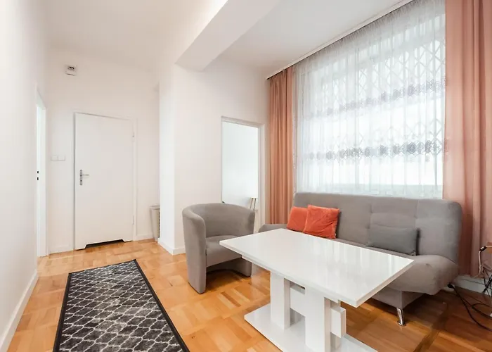 Plac Zbawiciela 3-Bedroom Apartment