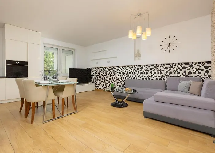 Metro Targowek Spacious Apartment With Parking By Noclegi Renters