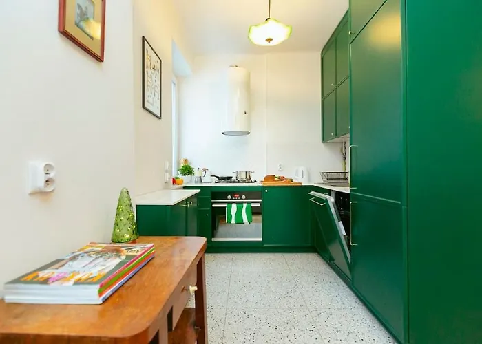 Bright And Elegant Apartment In The Green Area!