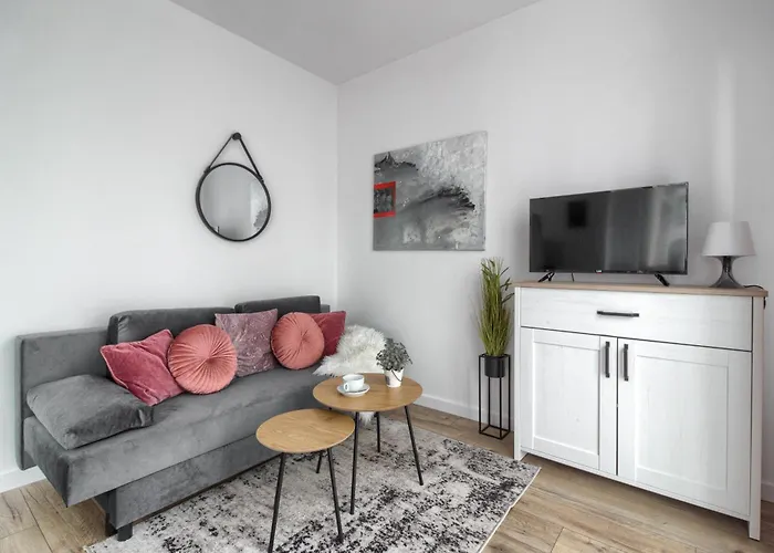M&R Apartament Airport&Business Wynalazek - Fast Wi-Fi - Underground Garage - Self Check-In - Netflix - 6 Min From Chopin Airport