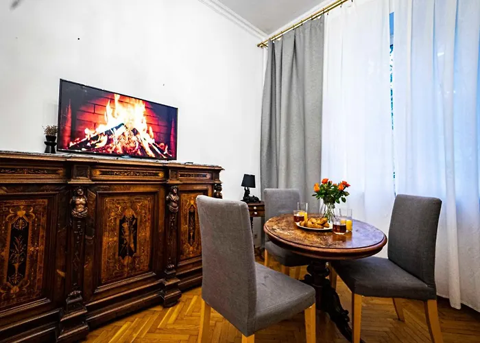 Apartment With Antique Furniture In The Old Town, Metro