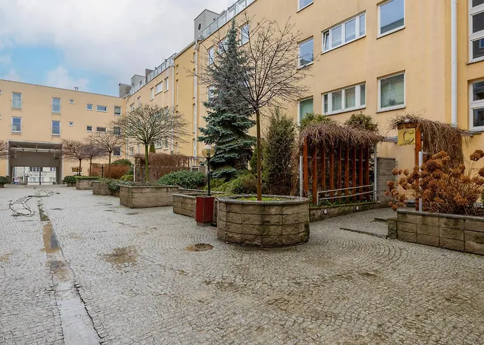 Luxury Warsaw Apartment With Furnished Terrace, Garden And Parking By Noclegi Renters