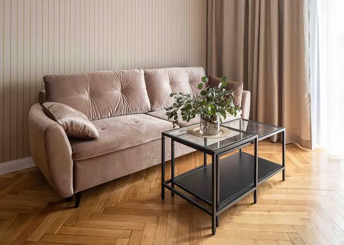 Wyzwolenia Apt , Lazienki Park & Zbawiciela Sq. 2\'