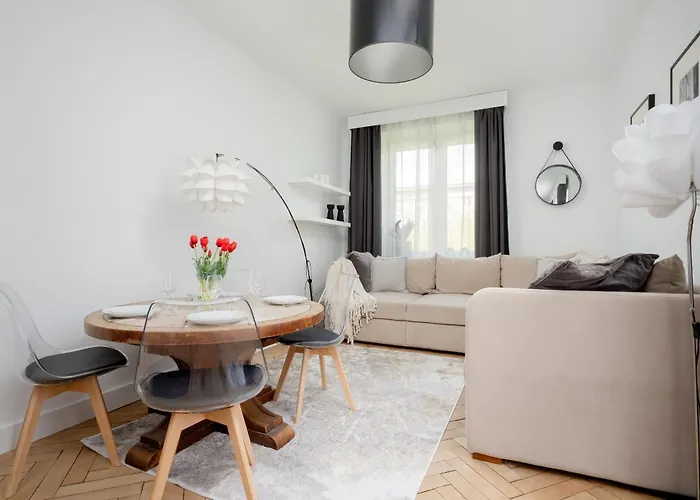 Beautiful & Modern Apartment Near The City Center By Noclegi Renters