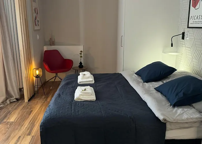 A1 - Kings Big Room - Warsaw City Haven - Two Shared Bathrooms
