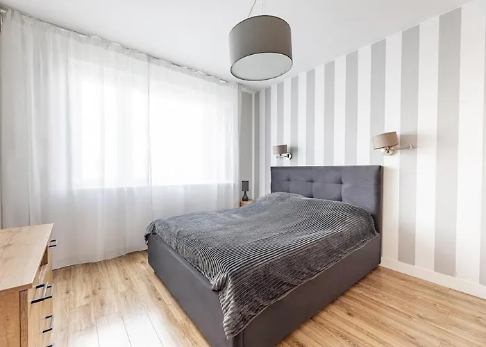 Fajny Apartament Z Parkingiem, Obok Metra.