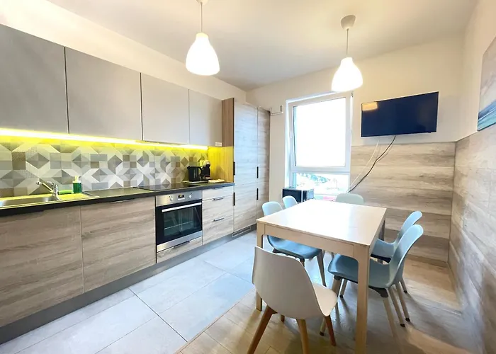 Superior Komputerowa, 4 Rooms, 3 Bedrooms, Airport-City Train, Metro! 24H Reception!