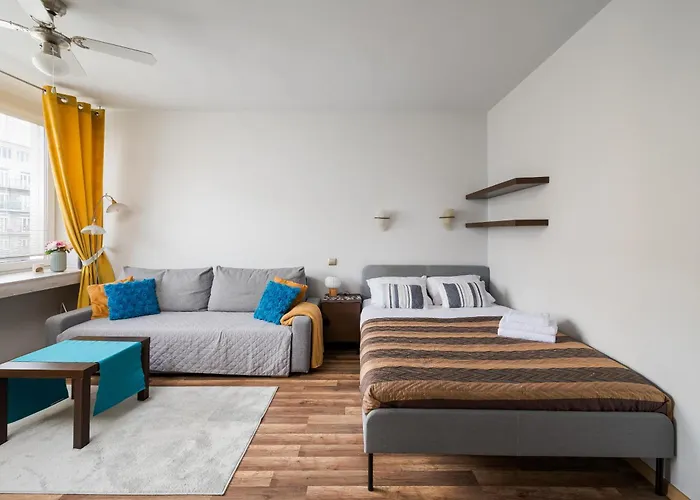 Stay With Friends In Warsaw Apartment