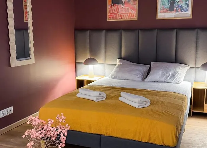 Plum Apartment With Terrace #Self Check-In