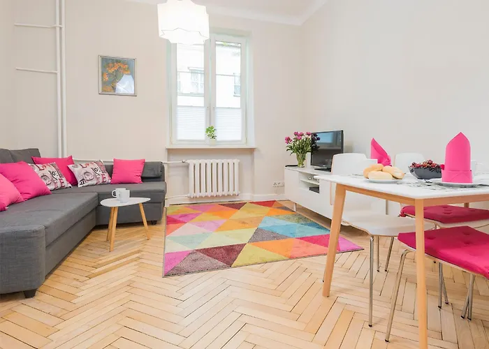 Delightful New Town Square Apartment