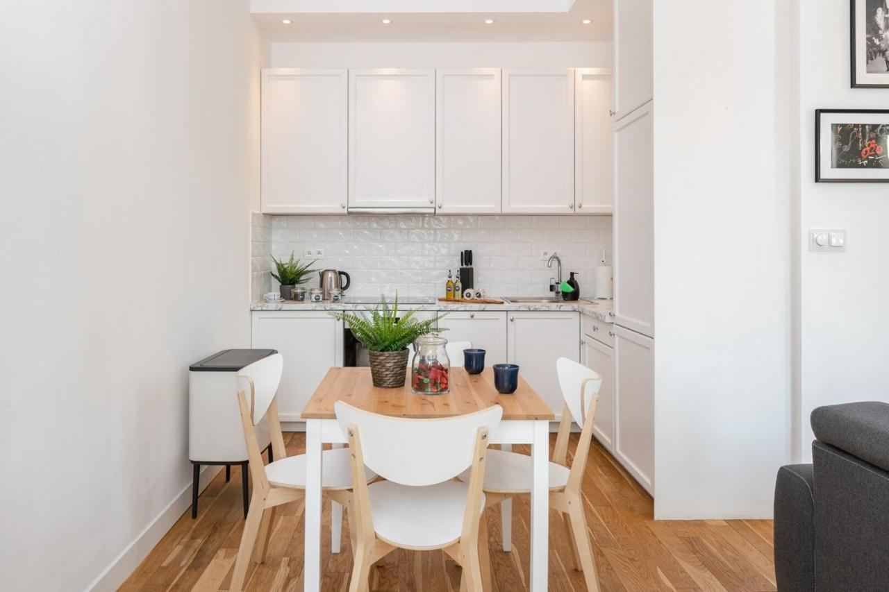 Rent Like - Plac Konstytucji 6 *